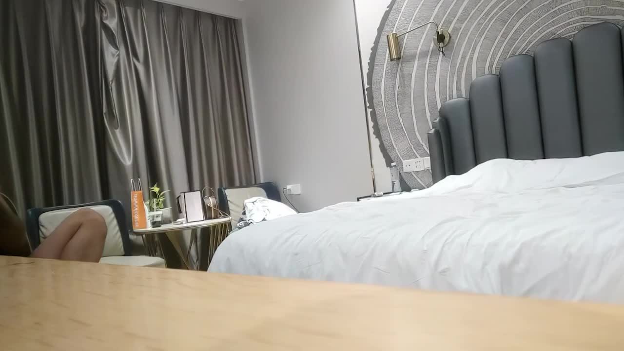 阿刚探花约到极品反差兼职空姐，高颜值黑丝美腿，御姐叫床萝莉音，舔屁眼的时候还主动摇屁股 - AV大平台-中文字幕,成人影片,AV,国产,线上看