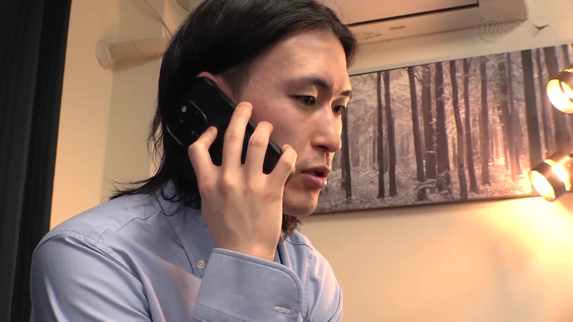 「这样弄得这么湿...会被发现起来的啦...」在昏昏欲睡的男友身旁，被随意摸弄身体却无法拒绝，假装睡觉的胆小朋友女友，让她的私处湿润不已。 - AV大平台-中文字幕,成人影片,AV,国产,线上看